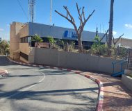 574 מ